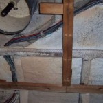 Nieuwe kabels bij de oude kabelboom achter het plafond. Bediening van de megafoonspeaker is ook te zien.