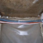 Kabelboom onder het dek aan bakboord.