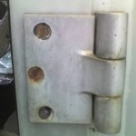 Schanier met oude bouten