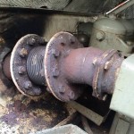 Uitlaatpijp onder motorkap 1