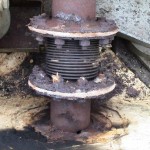 Uitlaatpijp onder motorkap 2