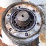 Rollagers in de poelies, bij een poelie is dat vastgelopen.