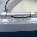 Railingsteunen schoongemaakt met afbijtmiddel.