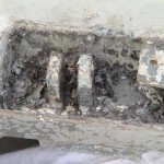 Het afbijtmiddel doet zijn werk.