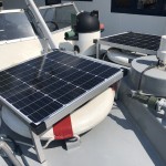 Zonnepanelen boven de reddingsboeien