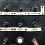 De schroefjes van de oude naamplaatjes zijn aan het roesten en breken af.