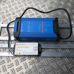 Victron acculader op walstroom en Genasum op zonne-energie